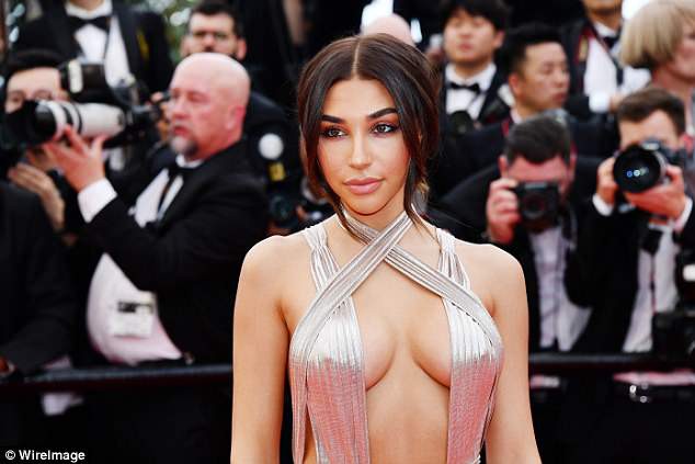 Mới ngày đầu khai mạc, thảm đỏ LHP Cannes đã ngộp thở với loạt váy áo táo bạo